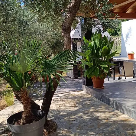 Olive Garden Beachside Hideaway شقة مولونات