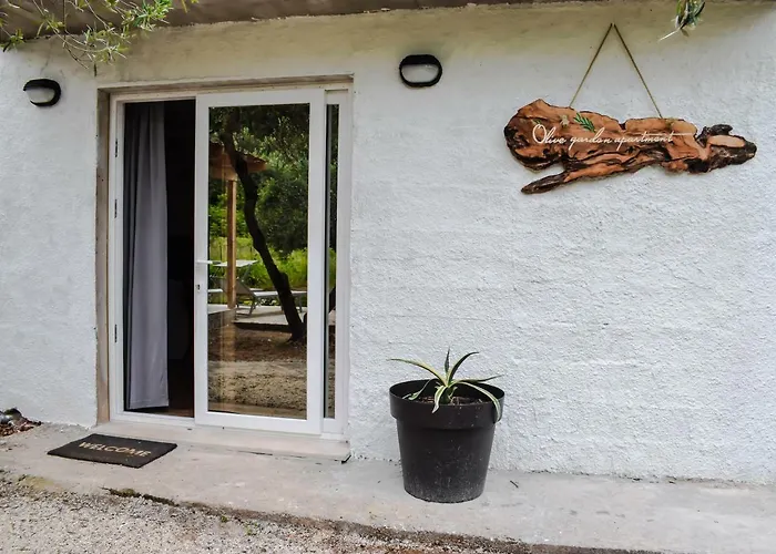Olive Garden Beachside Hideaway * Molunat