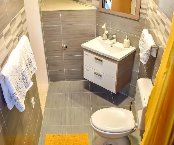 Olive Garden Beachside Hideaway Apartment Molunat