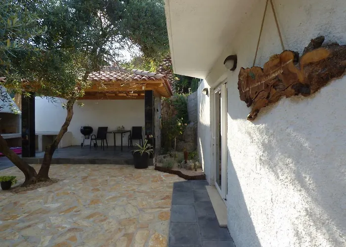 Olive Garden Beachside Hideaway * Molunat